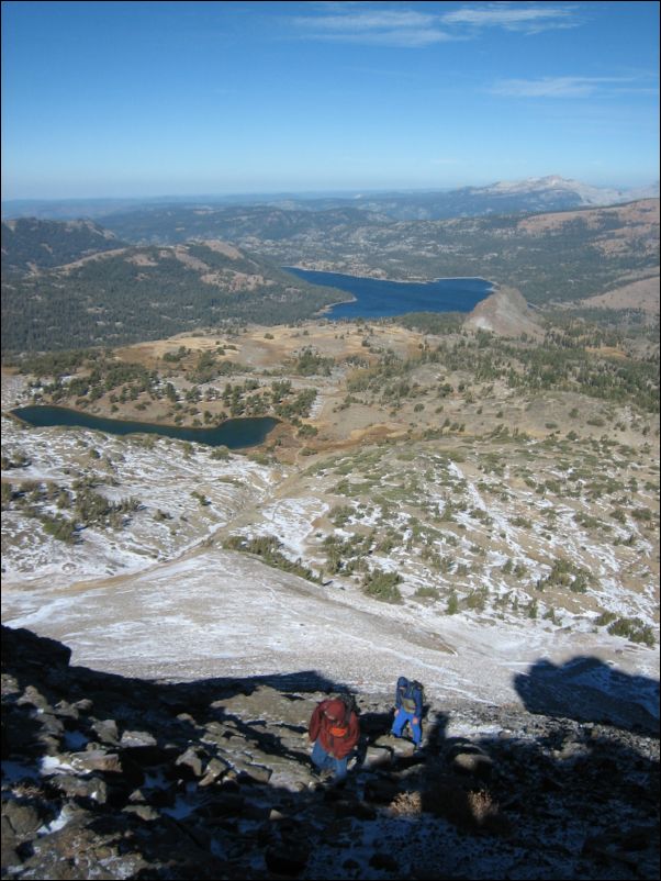 2005-10-16 Round Top (05) up high with Caples Lake and RT Lake